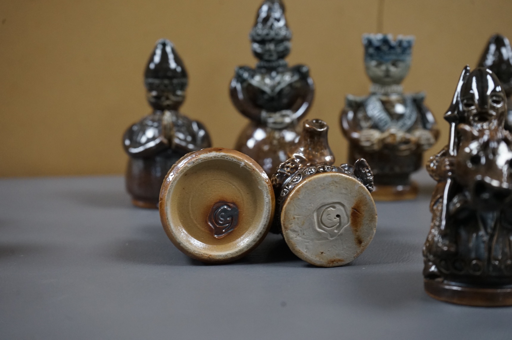 Guy Sydenham (1916-2005), a set of 16 black side chess pieces, tallest 11cm